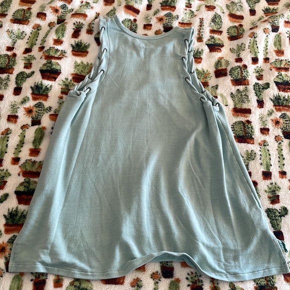 AE soft and sexy tank. Medium. Cute arm hole detail - Picture 5 of 6